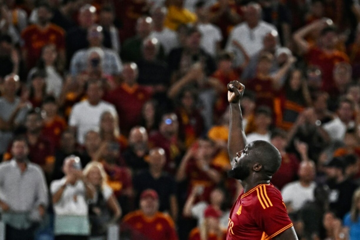 L'attaquant belge de la Roma Romelu Lukaku célèbre après avoir marqué le sixième but de son équipe pendant le match entre l'AS Roma et Empoli au stade olympique de Rome, le 17 septembre 2023