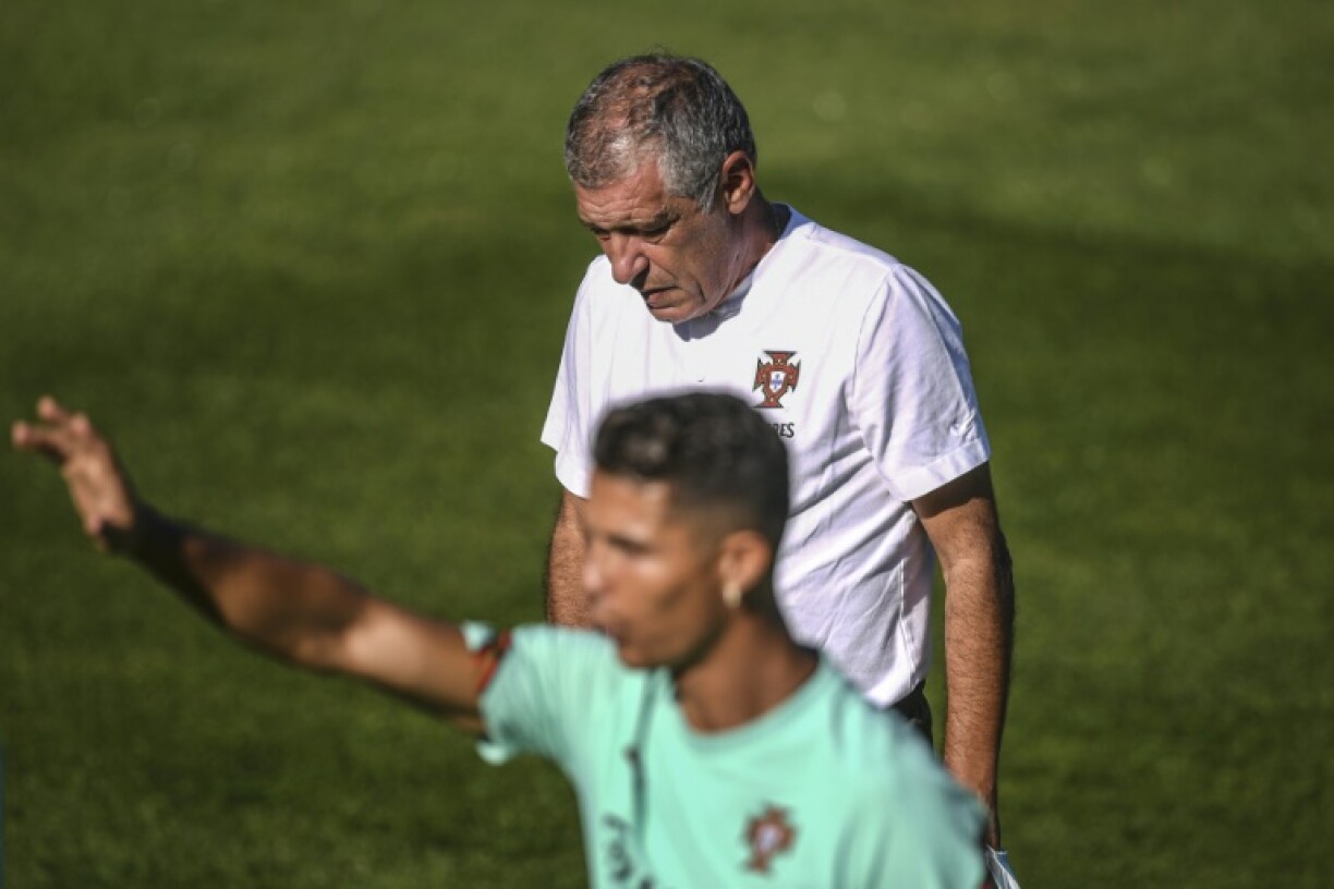 L'attaquant portugais Cristiano Ronaldo en compagnie de son sélectionneur Fernando Santos (en haut) lors d'une séance d'entraînemnet à la Cité du Football, à Oeiras, dans les faubourgs de Lisbonne, le 30 août 2021