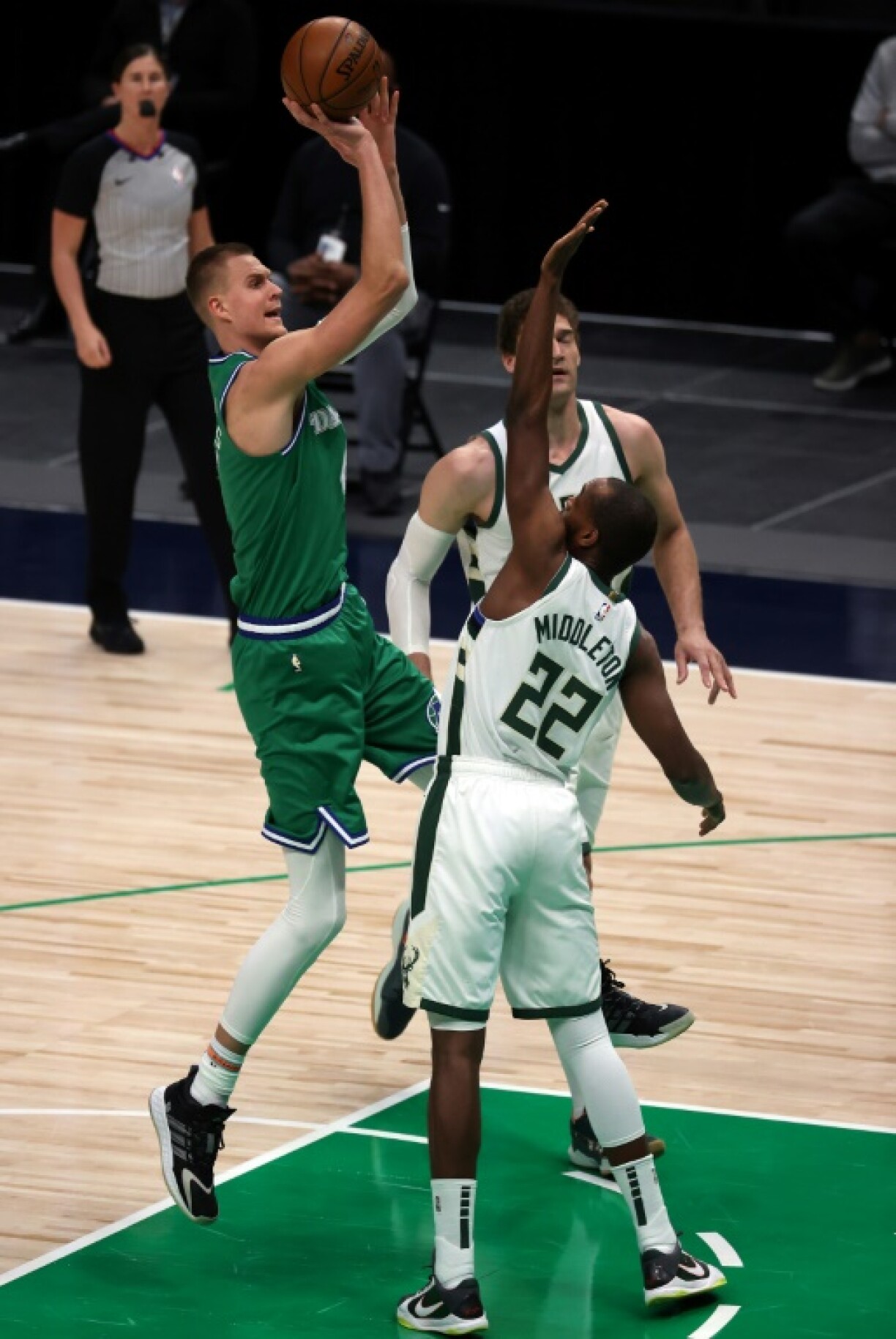 Kristaps Porzingis, des Dallas Mavericks, au tir contre les Milwaukee Bucks en NBA le 8 avril 2021 à Dallas