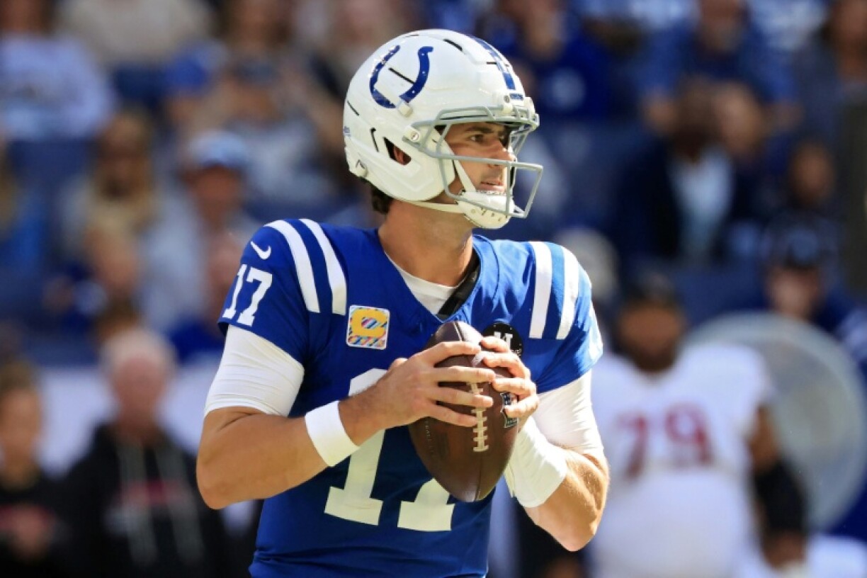 Indianapolis Colts quarterback Daniel Jones looks to pass in an NFL game against the Arizona Cardinals