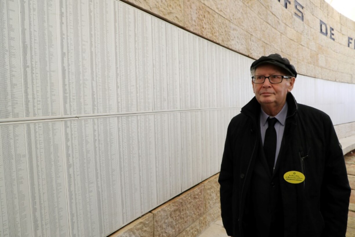 Serge Klarsfeld visite un mémorial dédié aux victimes de l'Holocauste à Bet Shemesh, le 23 janvier 2020 en Israël
