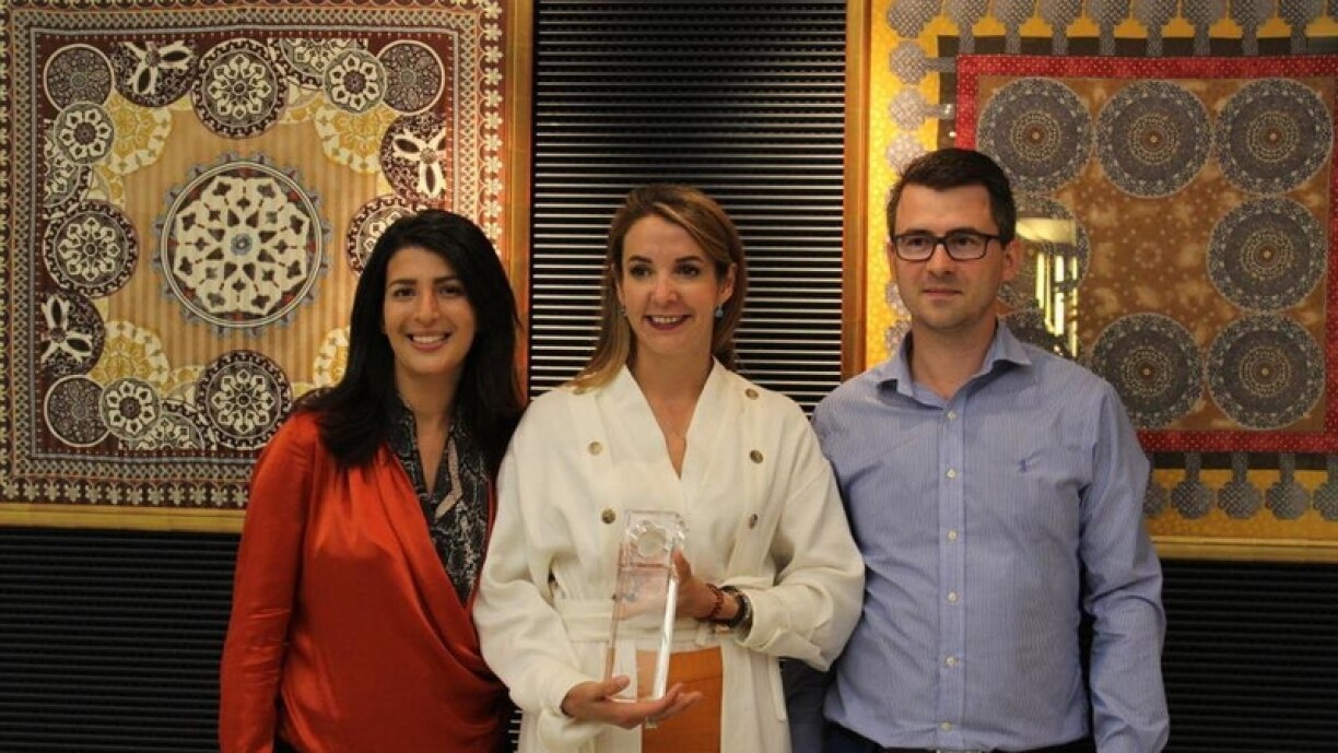 Tessy recevant le prix de