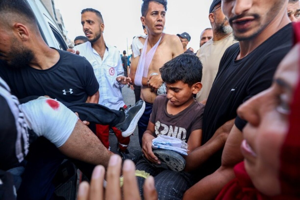 Des secouristes évacuent des blessés après, selon la Défense civile de Gaza, des tirs israéliens meurtriers en marge d'une distribution d'aide humanitaire à Rafah, dans le sud de la bande de Gaza, le 1er juin 2025.