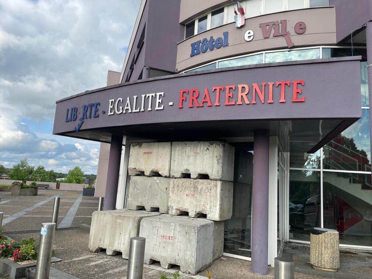 La mairie de Mont-saint-Martin a été la cible de violences dans la nuit de vendredi à samedi, elle est totalement inutilisable.