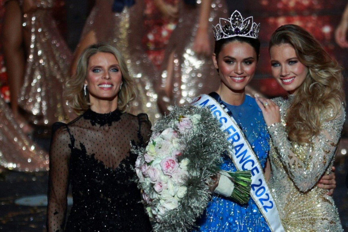 (g-d) Sylvie Tellier, directrice de la société Miss France, Diane Leyre, Miss Ile-de-France, couronnée Miss France 2022 et Amandine Petit, Miss France 2021, le 11 décembre 2021 à Caen