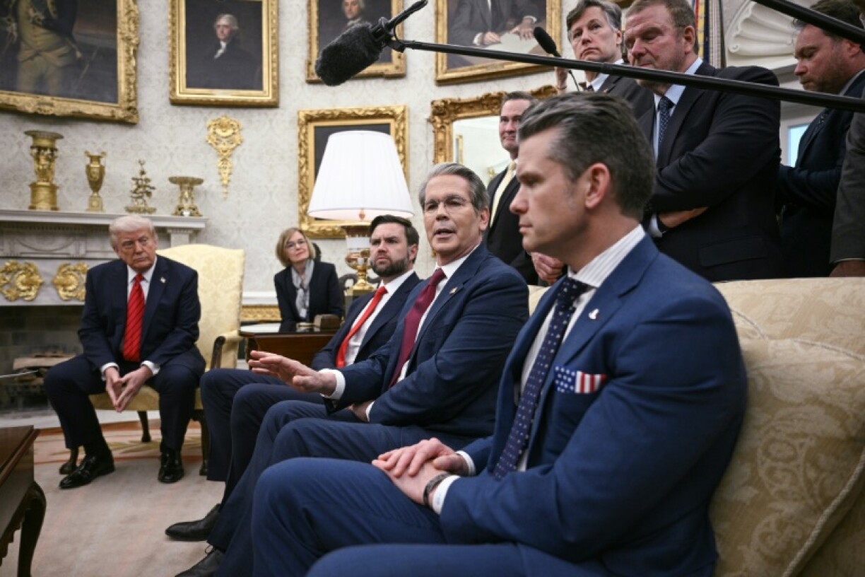 Pete Hegseth (right) with President Donald Trump in the Oval Office