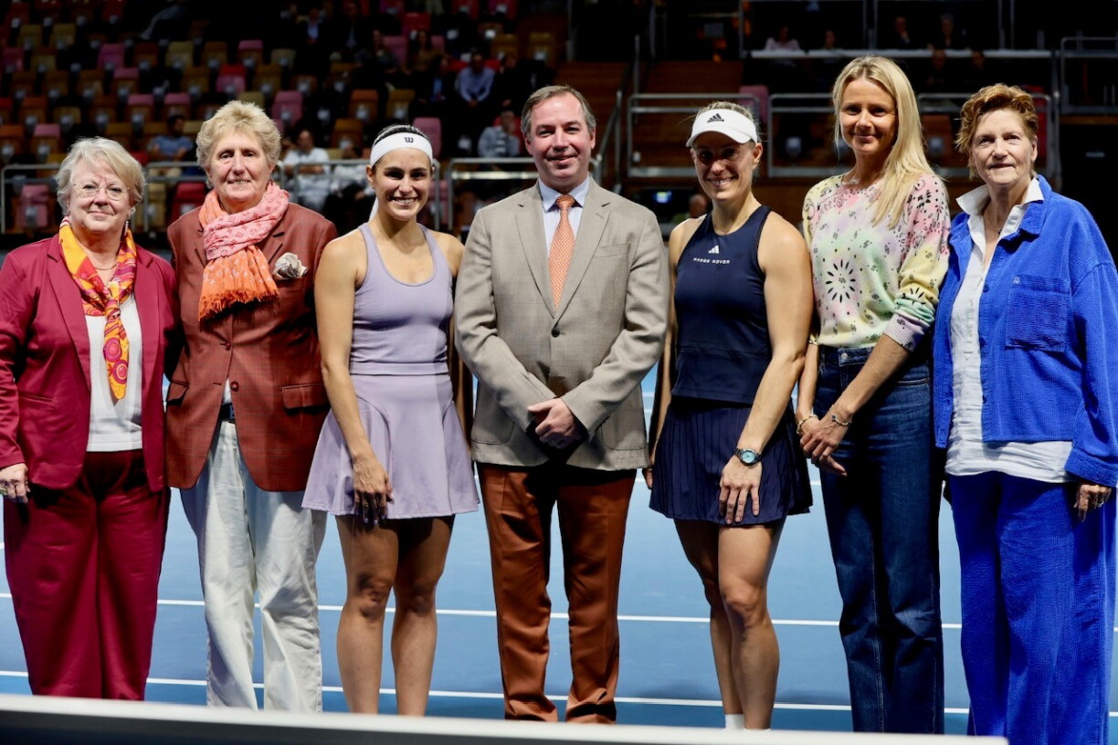 De Grand-Duc Guillaume mat de Spillerinne Monica Puig an Angelique Kerber, wéi och den Organisateuren.