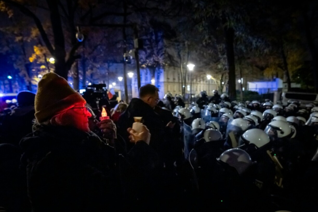 Des manifestants à Varsovie devant la Cour constitutionnelle polonaise, le 30 octobre 2026
