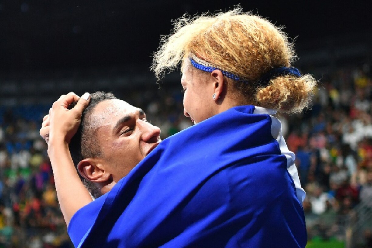 Les boxeurs Tony Yoka et Estelle Mossely à l'issue de la finale des super lourds (+91kg) contre l'Anglais Joe Joyce aux Jeux de Rio, le 21 août 2016