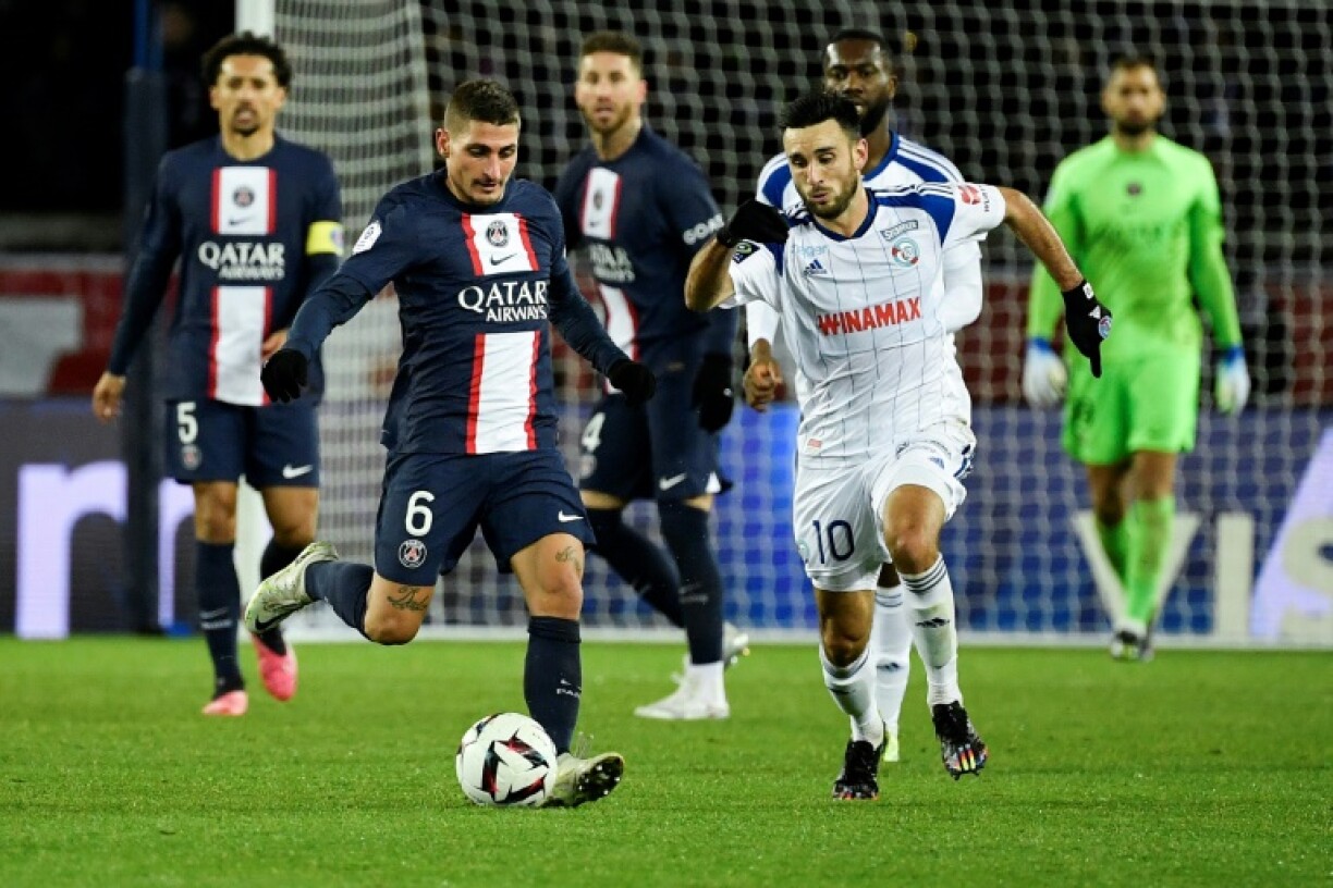 Le Parisien Marco Verratti (g) à la lutte avec le Strasbourgeois Adrien Thomasson, le 28 décembre 2022 au Parc des Princes
