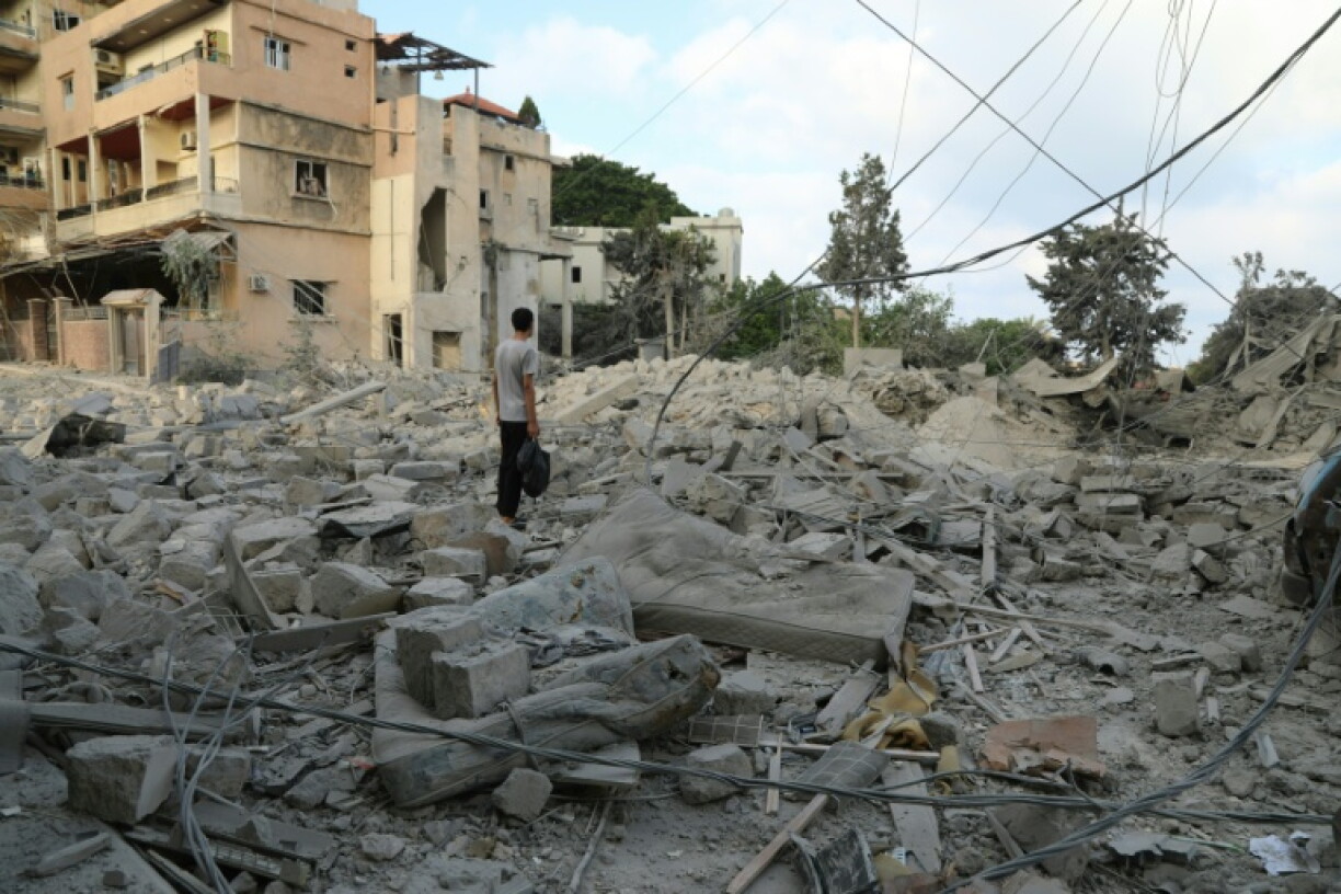 Des ouvriers déblaient des décombres au lendemain de frappes aériennes israéliennes à Tyr, dans le sud du Liban, le 8 juin 2026