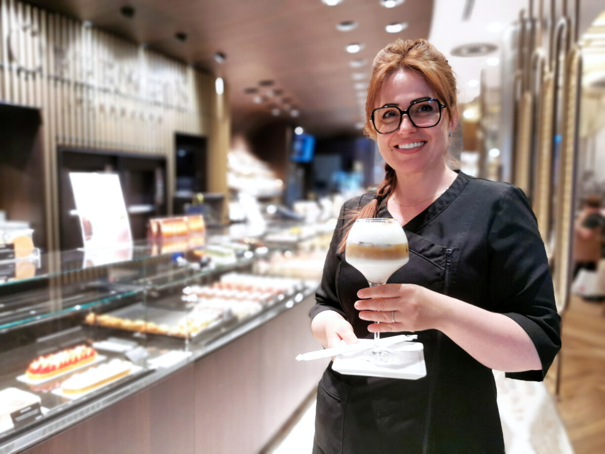 Chez Oberweis, à Luxembourg-ville, la directrice présente l’une des nouvelles boissons glacées au café récemment lancées. Une offre pensée pour répondre aux fortes chaleurs et aux nouvelles habitudes de consommation.