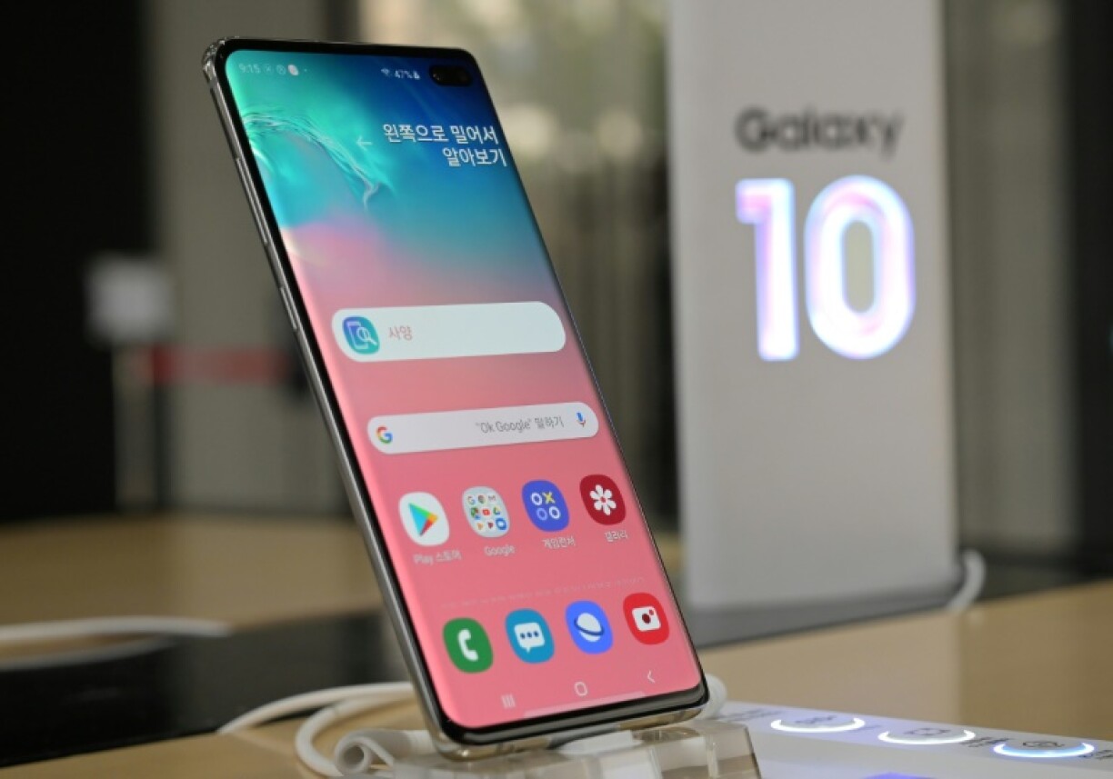 Le Samsung Galaxy S10+ est exposé dans une boutique de téléphonie à Séoul le 30 avril 2019