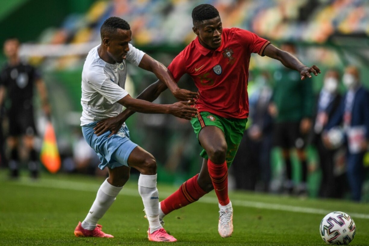 Nuno Mendes aligné avec le Portugal déborde l'Israélien Gadi Kinda lors du match amical entre leurs équipes à Lisbonne, le 9 juin 2021