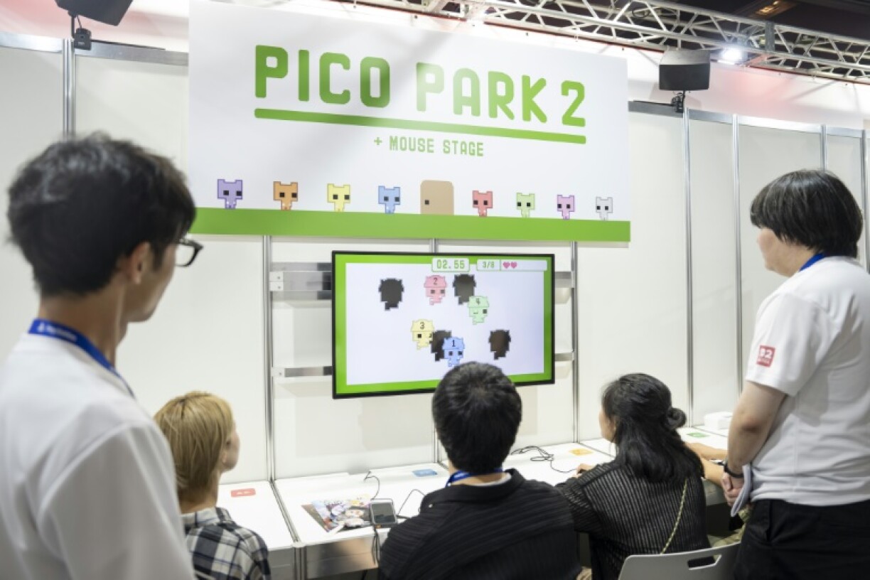 Des visiteurs jouent à