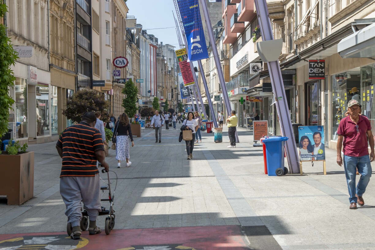 Un autre défi est de développer le tissus économique local. Esch est aujourd'hui confrontée à de nombreuses cellules commerciales vides dans la rue de l'Alzette -la plus longue artère marchande du pays- et à des PME contraintes de s'en aller faute de terrains.