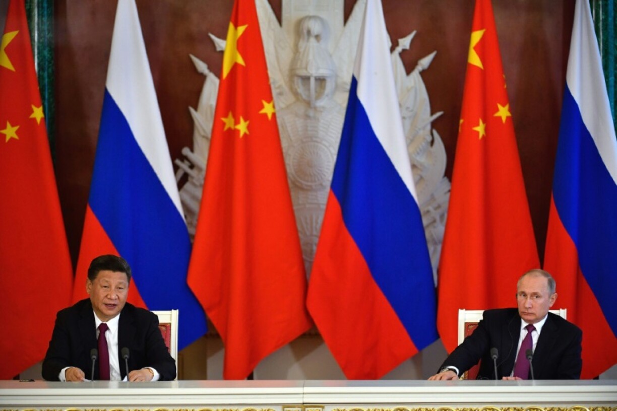 Le président chinois Xi Jinping (G) et son homologue russe Vladimir Poutine lors d'une cérémonie à Moscou, en Russie, le 4 juillet 2017