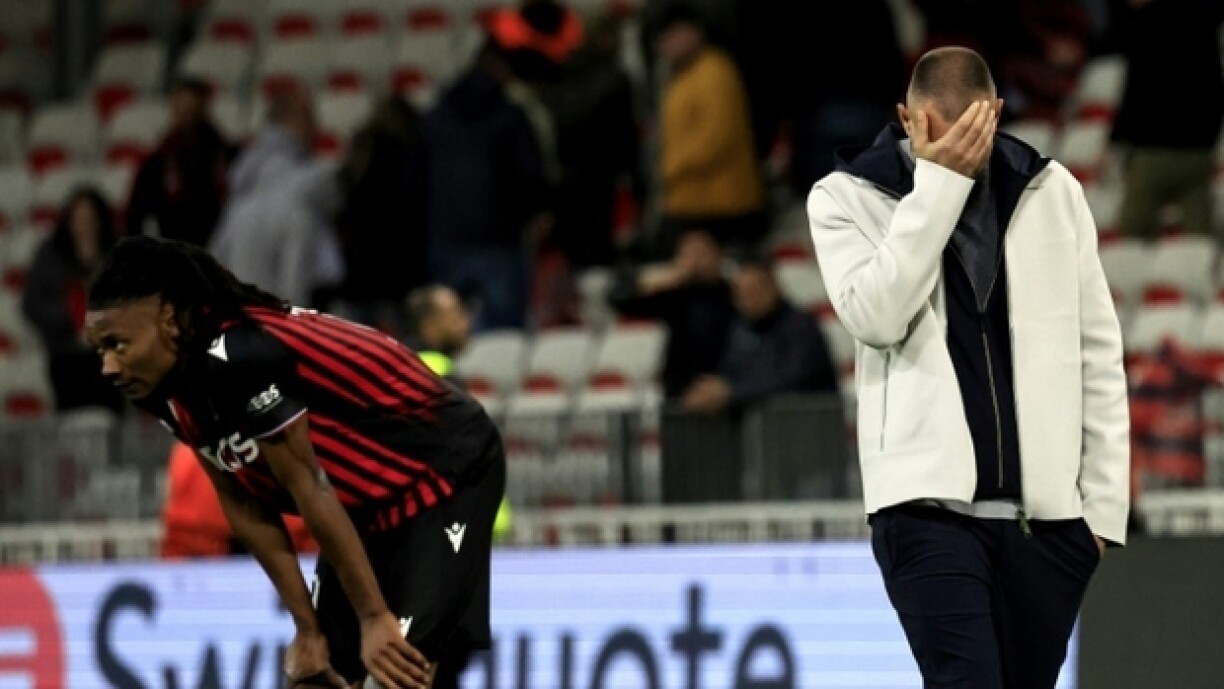 La déception de l'entraîneur niçois Didier Digard (à droite) et de son milieu de terrain Khephren Thuram après l'élimination de l'OGC Nice en quart de finale de la Ligue Europa Conférence par le FC Bâle le 20 avril 2023