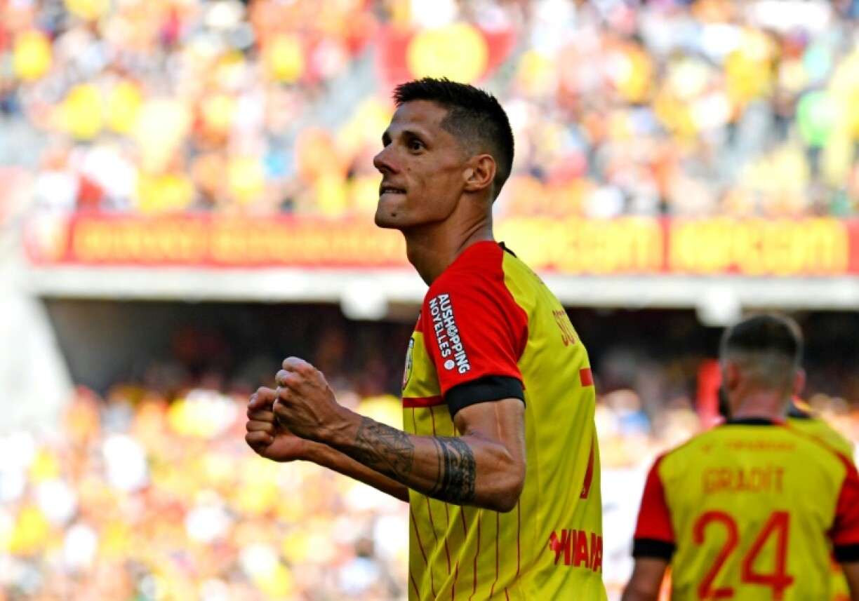 La joie de l'attaquant lensois Florian Sotoca, après avoir marqué à domicile cotnre Brest, lors de la 1ère journée de Ligue 1, le 7 août 2022 au Stade Bollaert-Delelis Villeneuve-d'Ascq