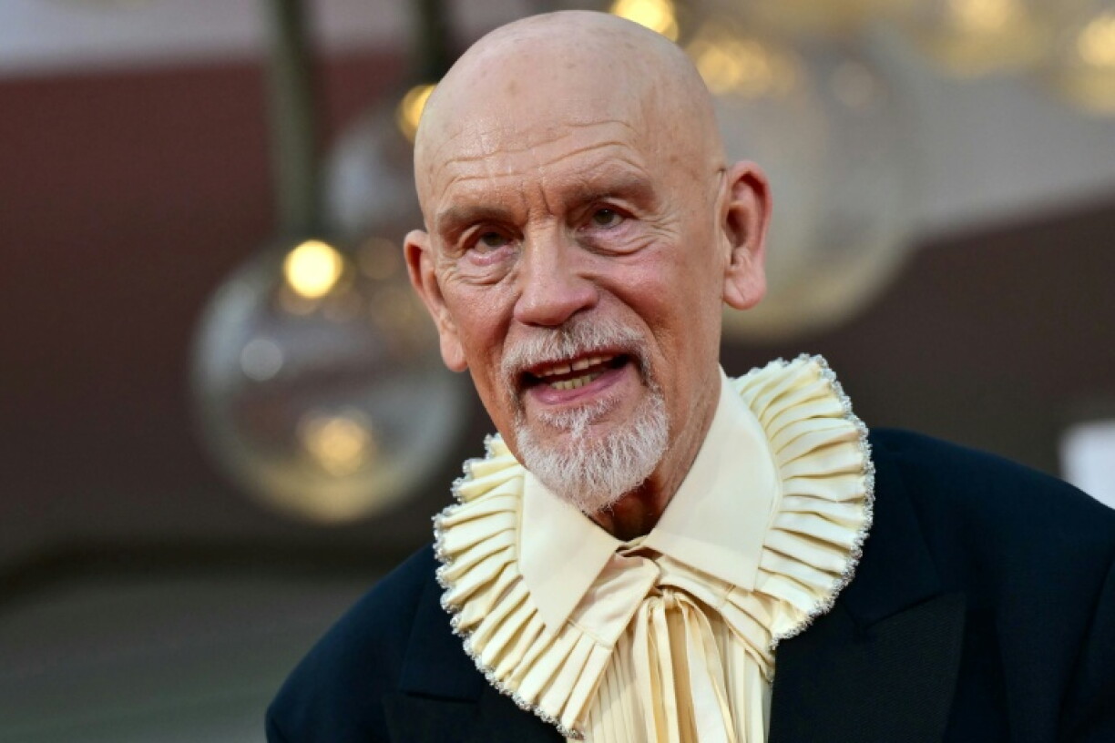 L'acteur américain John Malkovich assiste à la cérémonie sur le tapis rouge organisée à l'occasion de la projection du film "Wild Horse Nine" lors du 83e Festival international du film de Venise, le 3 septembre 2026