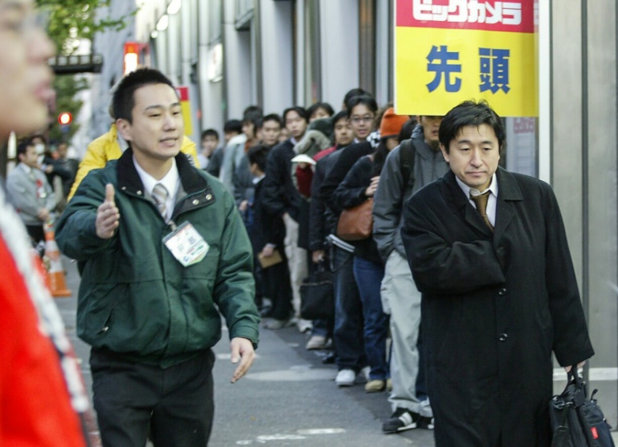 File d'attente à Tokyo pour la sortie de la Nintendo DS le 2 decembre 2024