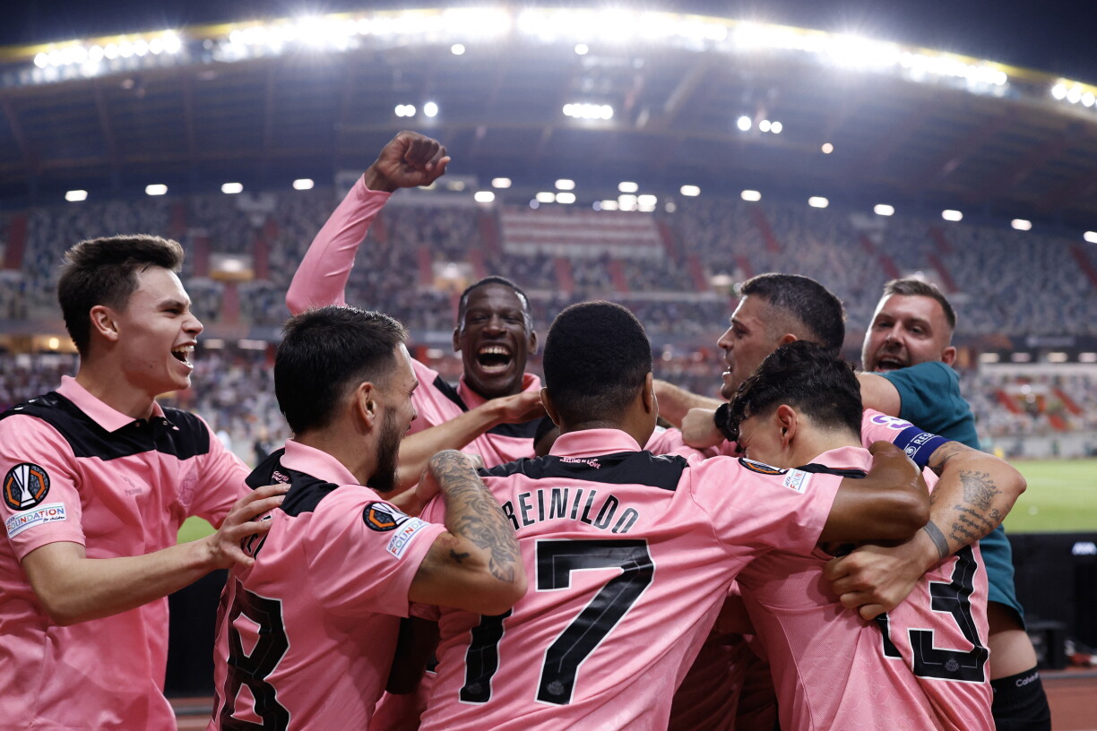 Sunderland players celebrate after Sunderland's Congolese midfielder #27 Noah Sadiki scored their second goal to win the match during the Europa League round 1 day 2 football match between SCU Torreense and Sunderland AFC at the Dr. Magalhaes Pessoa Stadium in Leiria on October 15, 2026.