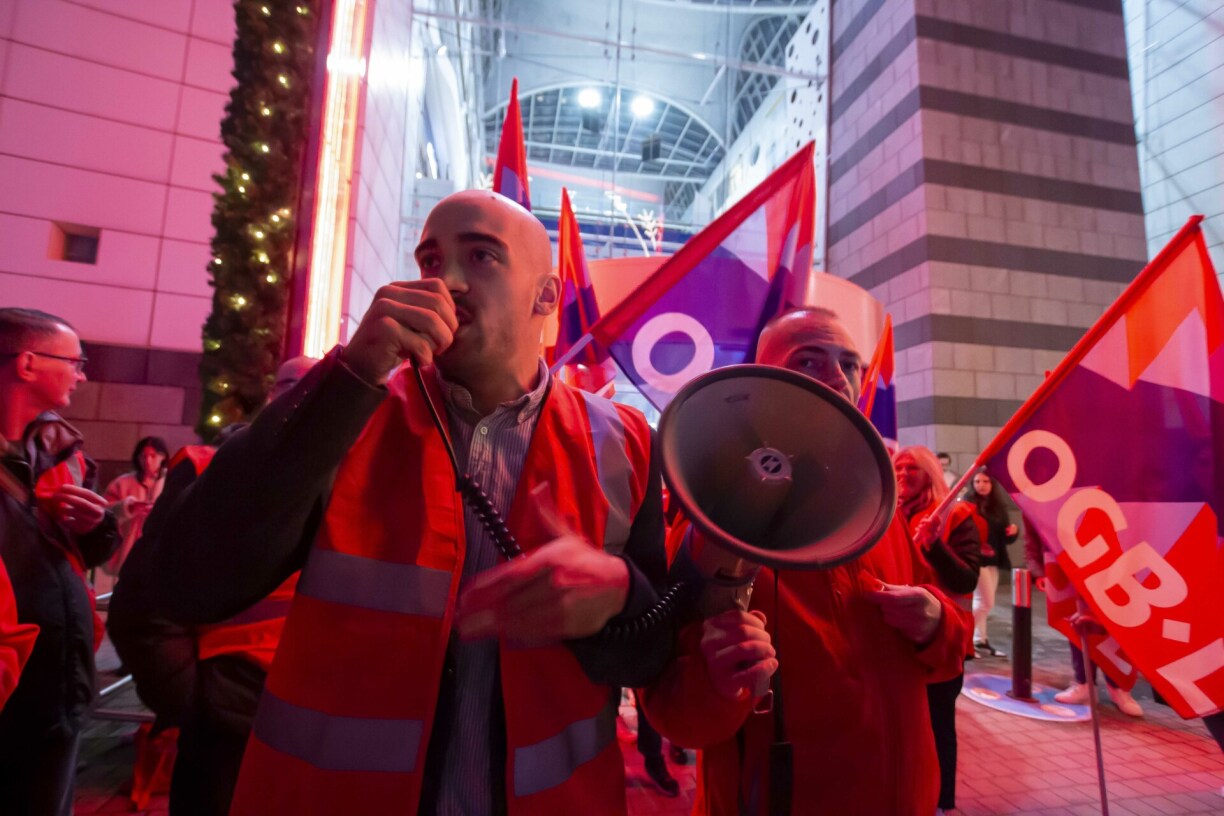 David Angel, secrétaire central au commerce et Horeca à l'OGBL, annonce les termes de la nouvelle proposition d'Auchan devant le centre commercial le 26 novembre 2022
