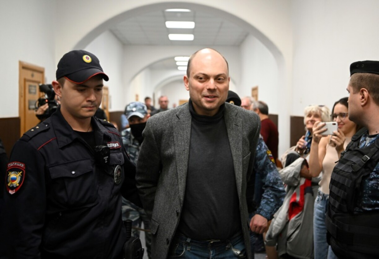L'opposant russe Vladimir Kara-Murza escorté au tribunal Basmanny à Moscou, le 10 octobre 2022