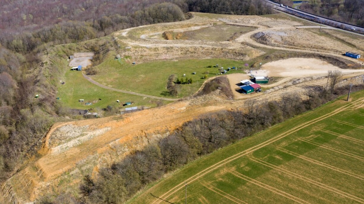 Le centre de tir ball-trap de Thionville, dont la barrière anti-bruit aurait été créée à partir de déchets issus du Luxembourg.