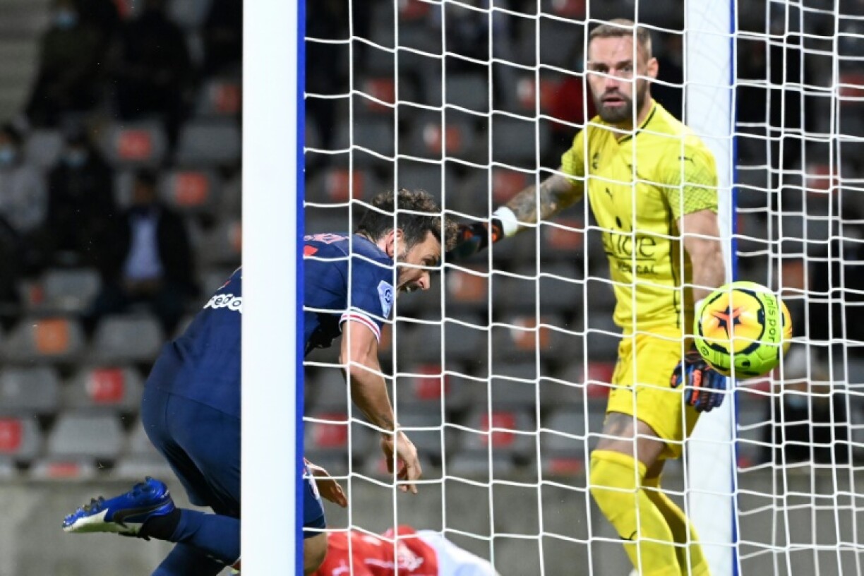 Le milieu italien du Paris-SG, Alessandro Florenzi (g), buteur lors du match de Ligue 1 à Nîmes, le 16 octobre 2020