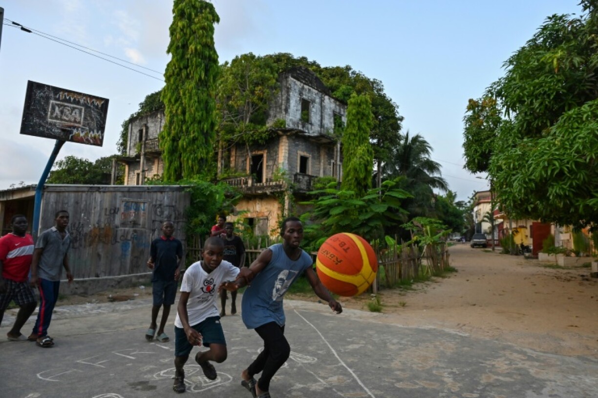 Artists find inspiration in Grand-Bassam's history, beach and lagoon