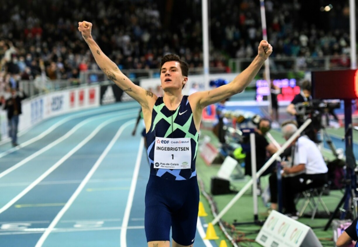 Le Norvégien Jakob Ingebrigtsen en train de célébrer sa victoire après avoir battu le reccord du monde en salle du 1500 m, au meeting de Liévin, le 17 février 2022