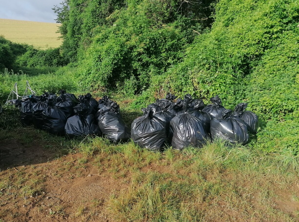 Les déchets déposés chez Marc et Isabelle, une fois rempaquetés dans des sacs neufs.