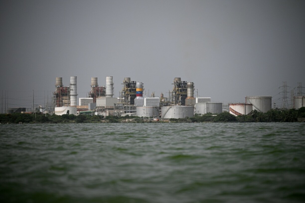 Une raffinerie de pétrole appartenant à la la compagnie publique Petroleos de Venezuela (PDVSA) photographiée à Maracaibo, dans l'Etat de Zulia, au Venezuela, le 11 juillet 2024