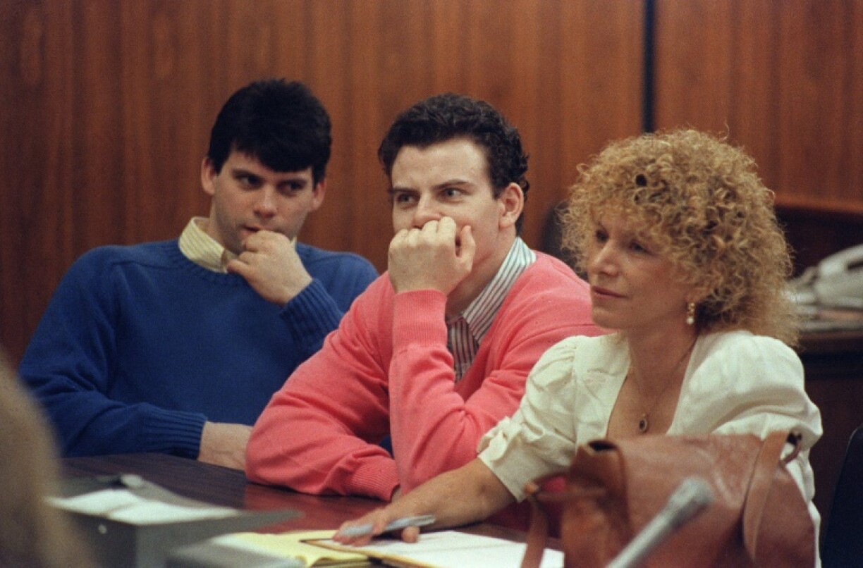 Erik Menendez (c) et son frère Lyle (g), devant un tribunal à Beverly Hills, le 12 août 1991