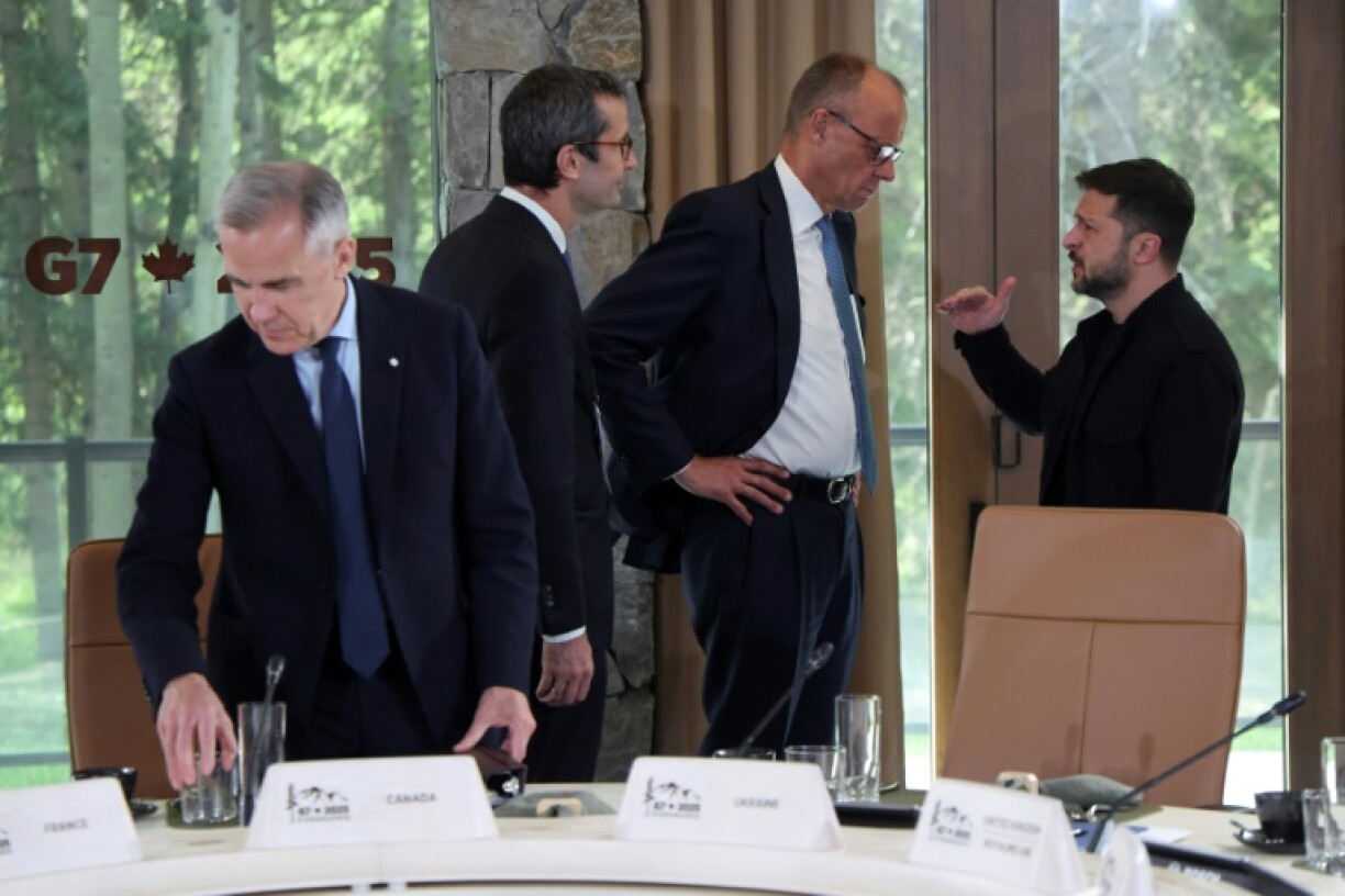 Le président ukrainien Volodymyr Zelensky s'entretient avec le chancelier allemand Friedrich Merz lors du G7 à Kananaskis le 1è juin 2025