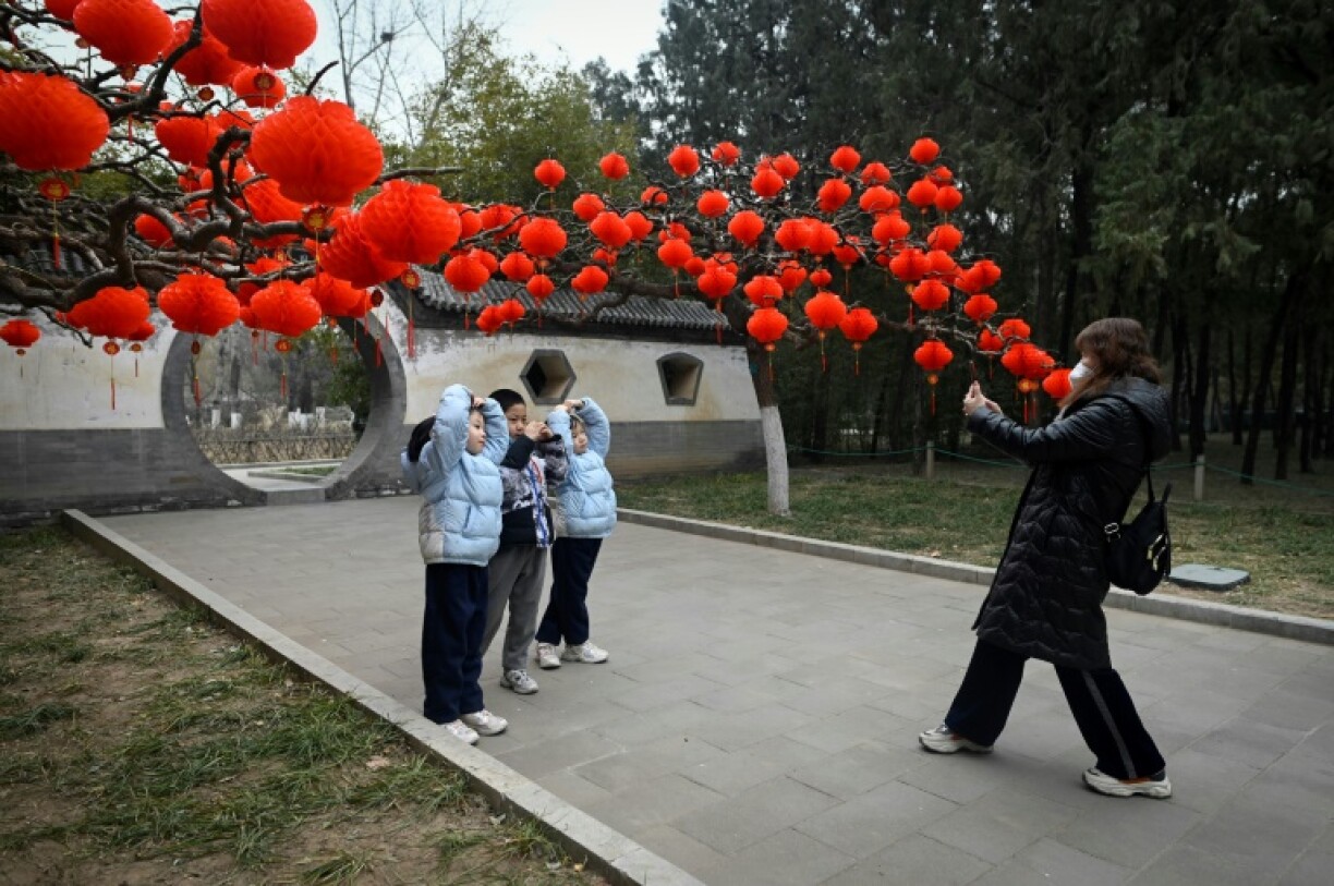 Des enfants posent pour une photo dans un parc à Pékin, le 11 janvier 2023