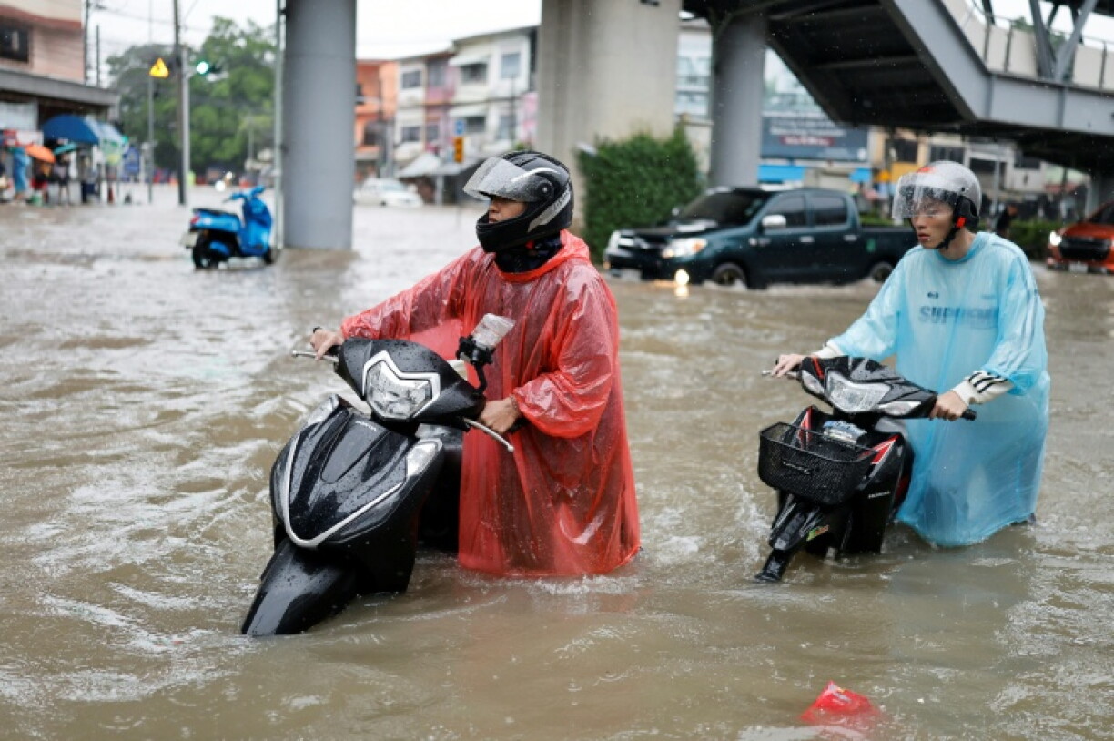 Die Behörden in Bangkok haben wegen starker Überschwemmungen am Samstag für alle 50 Bezirke der thailändischen Hauptstadt den Katastrophenfall ausgerufen. Seit Donnerstagnachmittag habe es beinahe ununterbrochen geregnet, wodurch die Straßen überflutet seien, berichteten AFP-Journalisten.