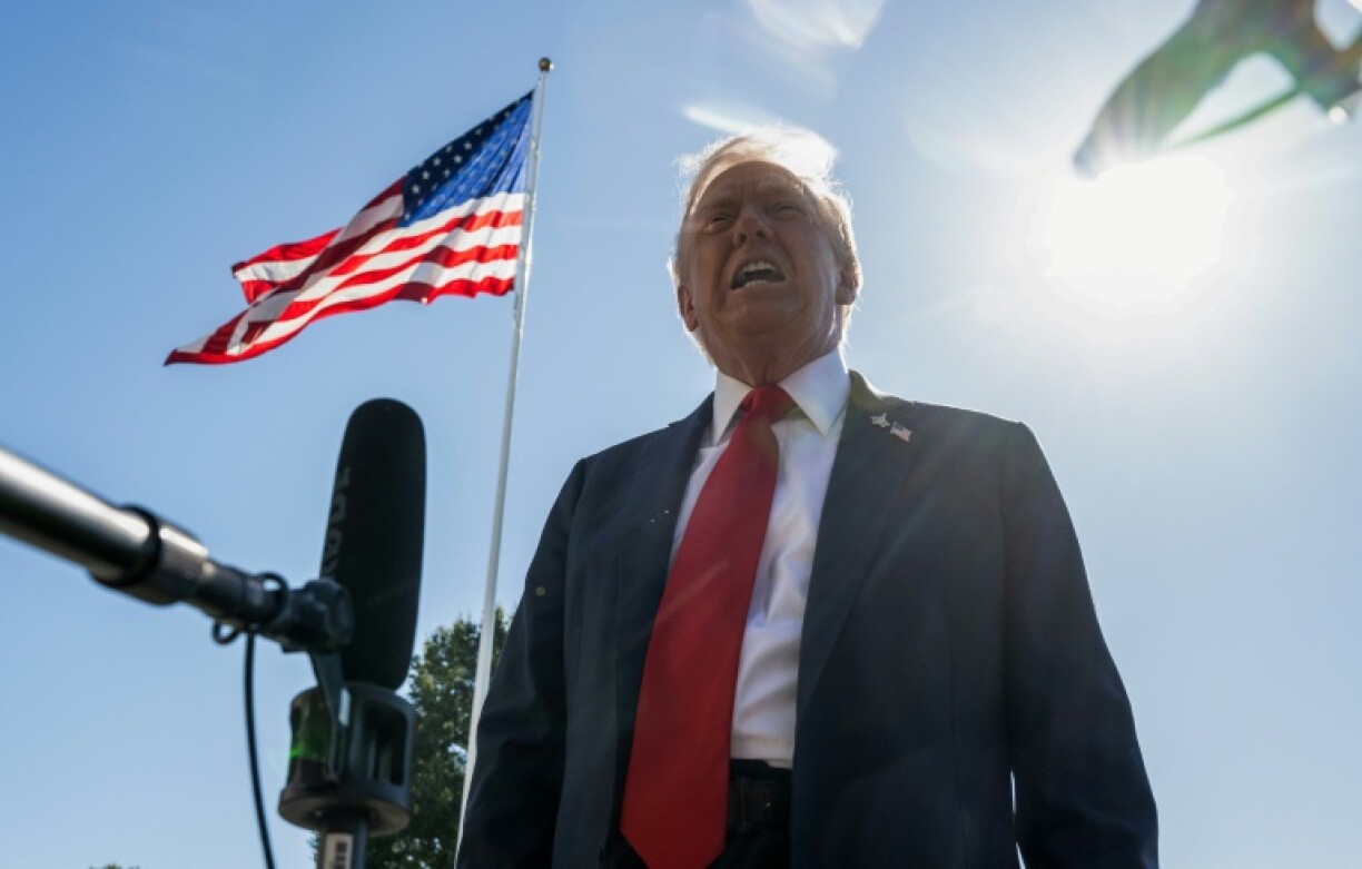 Le président américain Donald Trump fait une déclaraiton à la presse avant d'embarquer à bord de Marine One, sur la pelouse sud de la Maison Blanche, le 5 octobre 2025 à Washington