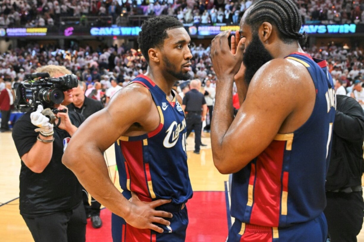 Donovan Mitchell (g.) et James Harden (d.), les deux stars des Cleveland Cavaliers, après la victoire de leur équipe face aux Detroit Pistons lors du troisième match du deuxième tour des play-offs de la Conférence Est de la NBA, à Cleveland, le 9 mai 2026