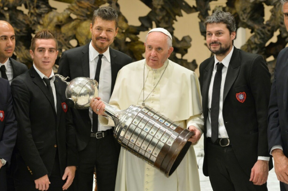 Francis holding the Libertadores Cup with members of Argentia's San Lorenzo football team in 2014