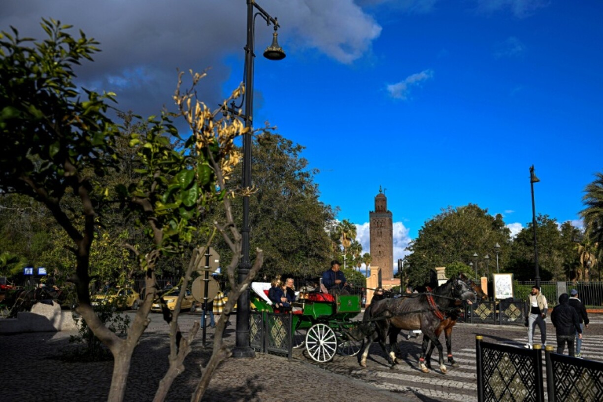 Des touristes font un tour en calèche dans le vieux quartier de Marrakech, le 25 décembre 2025 au Maroc