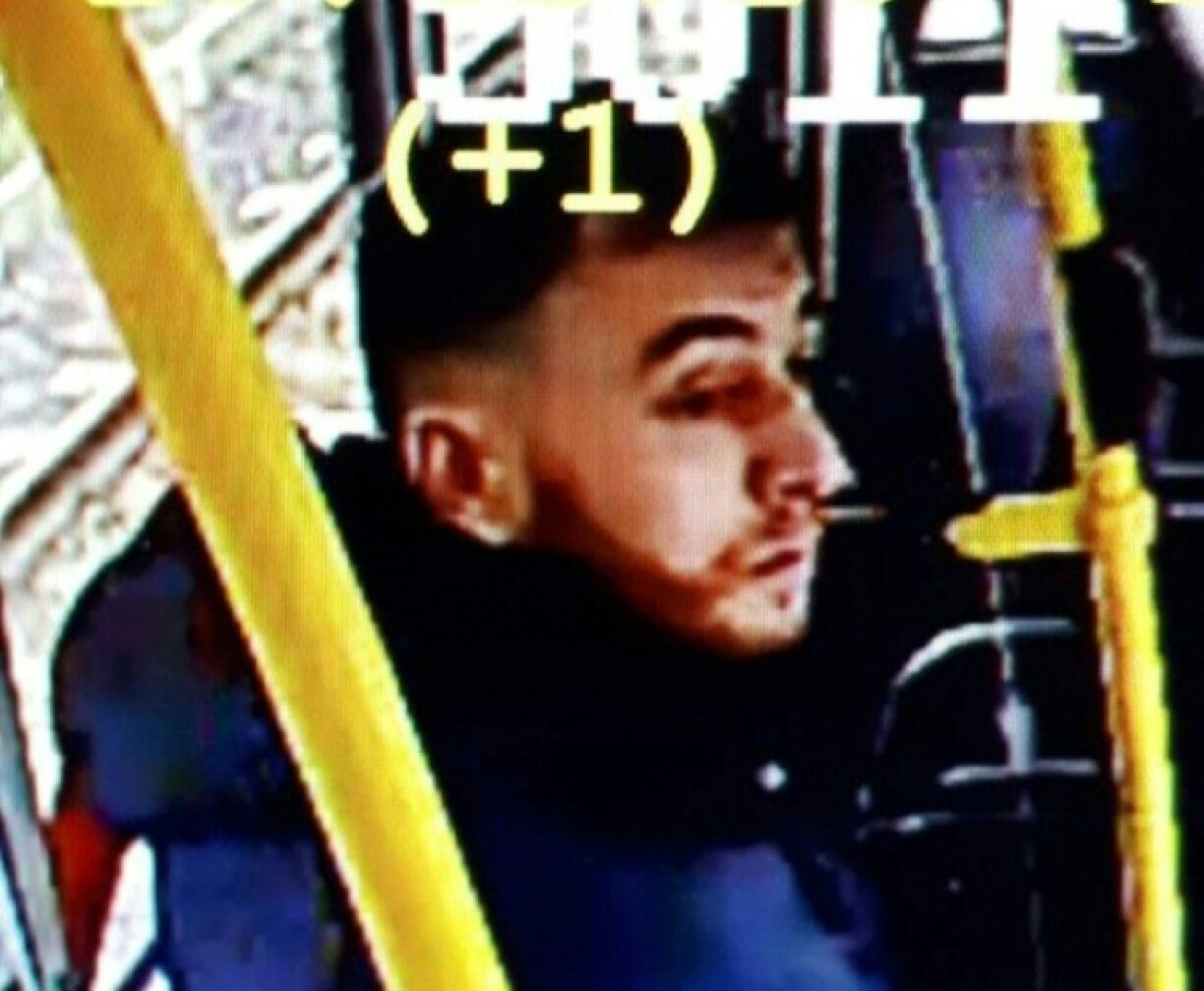 Bien que les autorités privilégient la piste terroriste, un doute subsiste concernant les motivations du principal suspect.