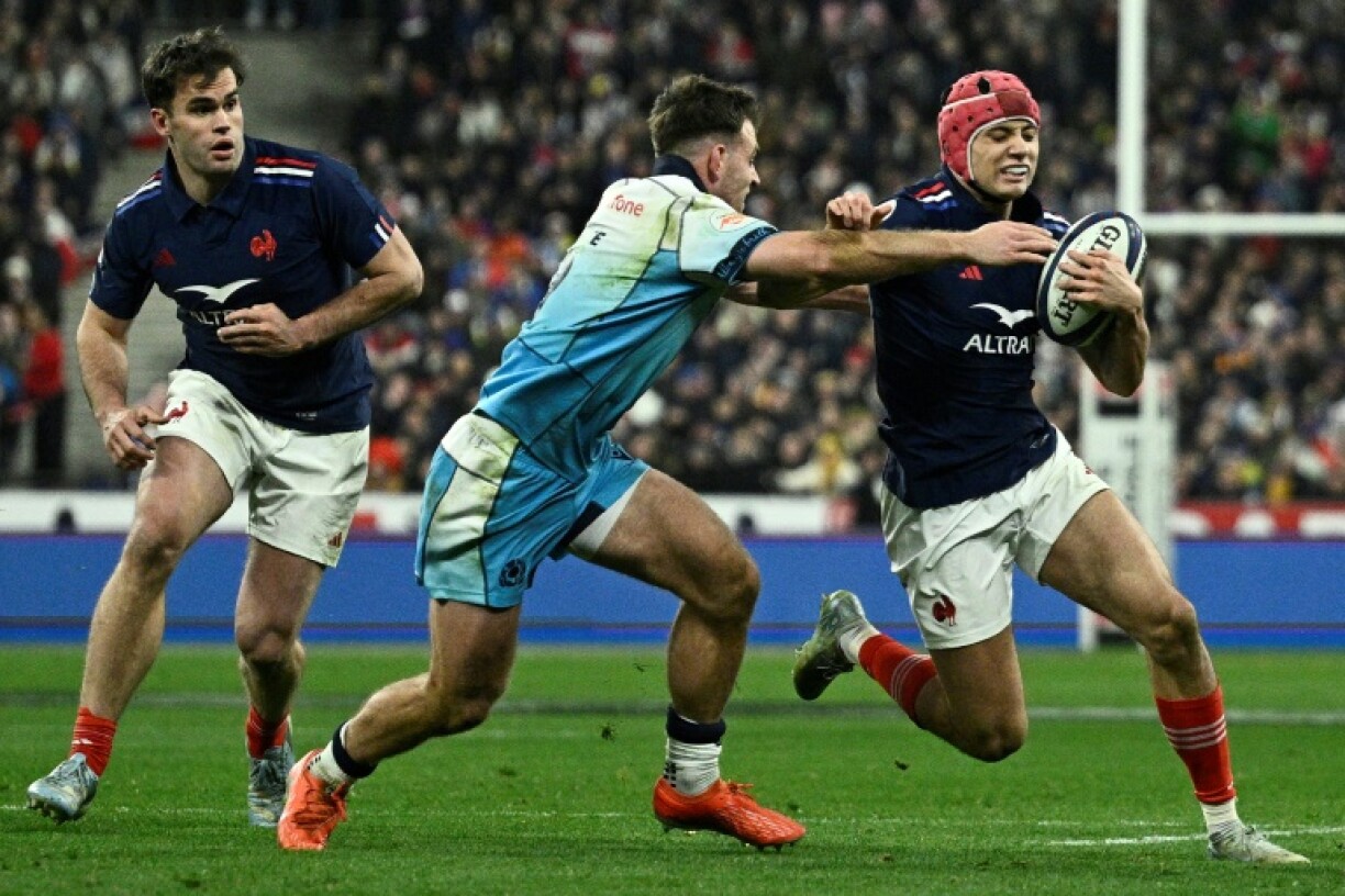 France's wing Louis Bielle-Biarrey (R)