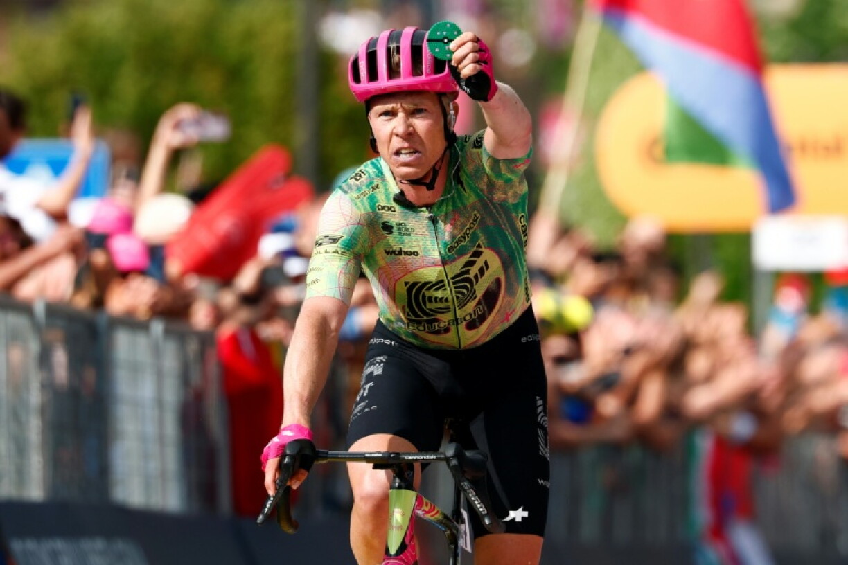 Le coureur danois Michael Valgren au moment de franchir en vainqueur la ligne d'arrivée de la 17e étape du Tour d'Italie, le 27 mai 2026 à Andalo