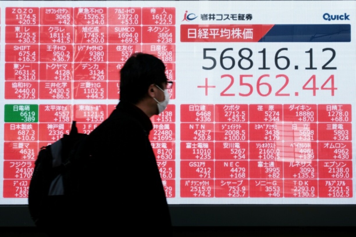 Un tableau électronique affiche des cours de l'indice Nikkei à la Bourse de Tokyo, le 9 février 2026