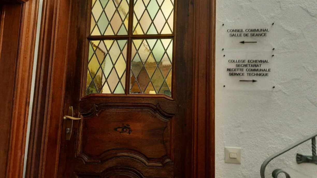 L'entrevue s'est déroulée à huis clos mardi durant une heure et demie, à la maison communale. Le maître-nageur a pu s'expliquer face à la famille.