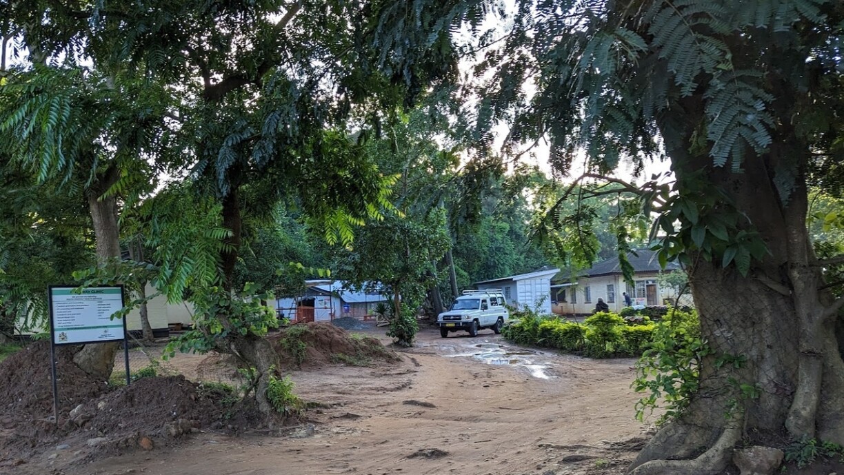Den Health Center nieft dem Haaptspidol zu Blantyre. Am wäissen Zelt am Hannergrond gi Cholera-Patiente betreit.