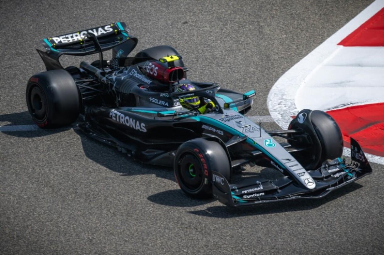 Le pilote britannique de Mercedes, Lewis Hamilton, pendant le troisième jour des essais de pré-saison de Formule 1 sur le circuit international de Bahreïn à Sakhir, le 23 février 2024