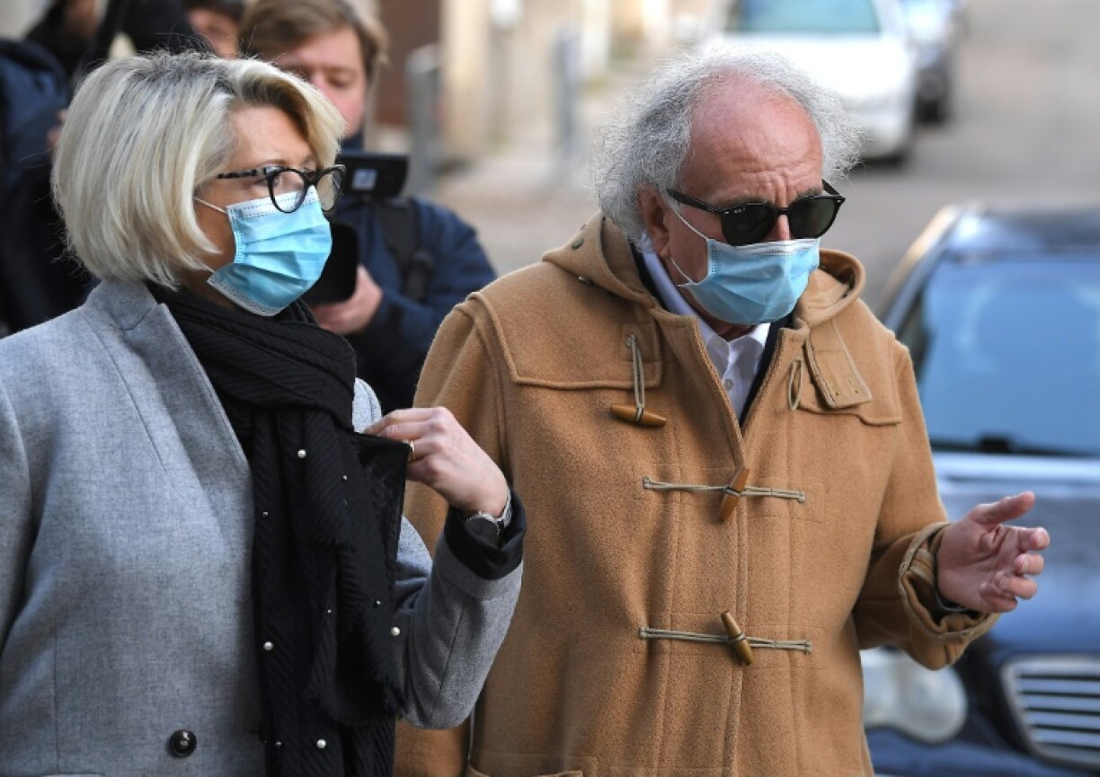 Isabelle Fouillot, la mère d'Alexia Daval, et son avocat, Gilles-Jean Portejoie, à leur arrivée à la cour d'Assises de la Haute-Saône, à Vesoul le 21 novembre 2020.